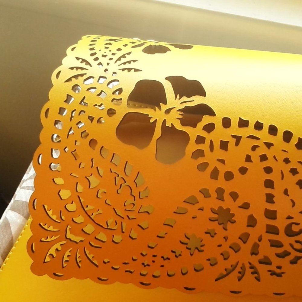 🆕 TOMMY BAHAMA Laser Lace Clutch - Picture 2 of 16